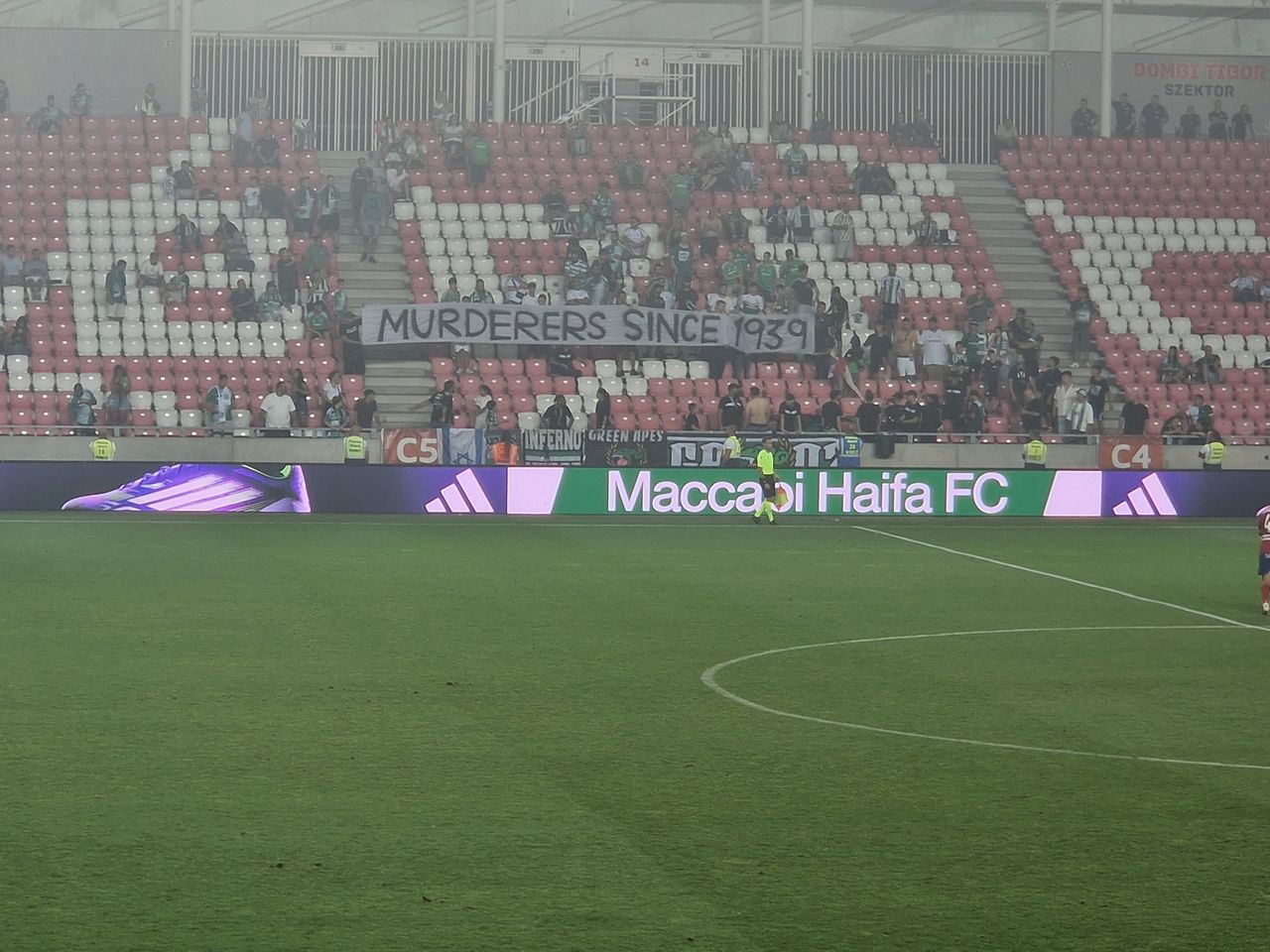 Działo się w nocy. Skandaliczny baner na meczu. Ambasada reaguje