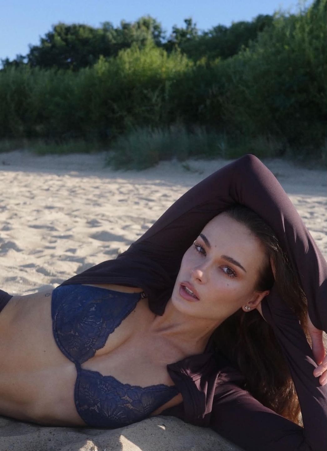 Natalia Szroeder w bieliźnie pręży się na plaży