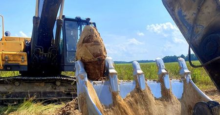 Bomba lotnicza zaklinowała się pomiędzy zębami łyżki koparki