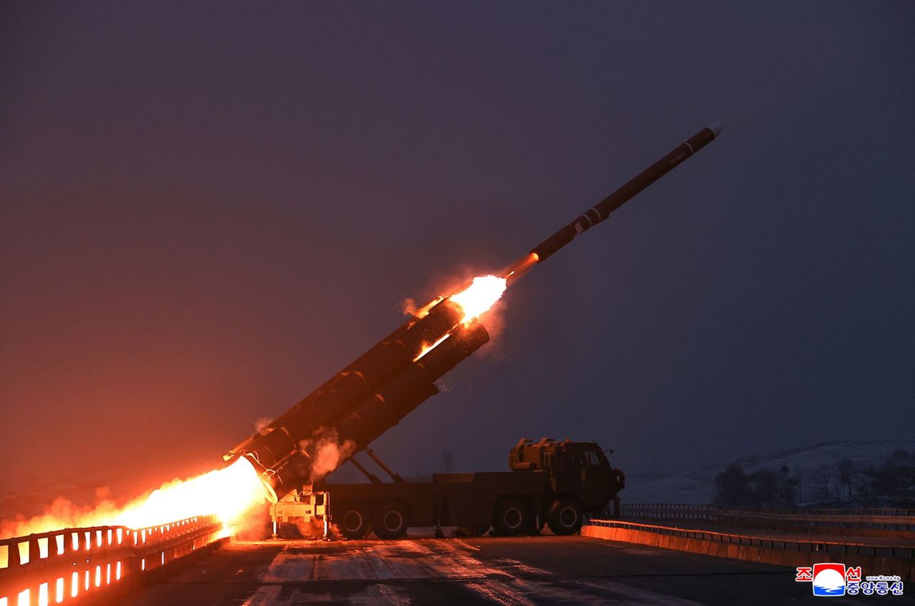 Kim Dzong Un z wizytą w fabryce wyrzutni rakietowych. "Strategiczny środek"