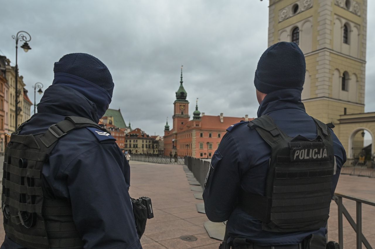 Policja zatrzymywała i przeszukiwała niektóre samochody opuszczające Pałac Prezydencki