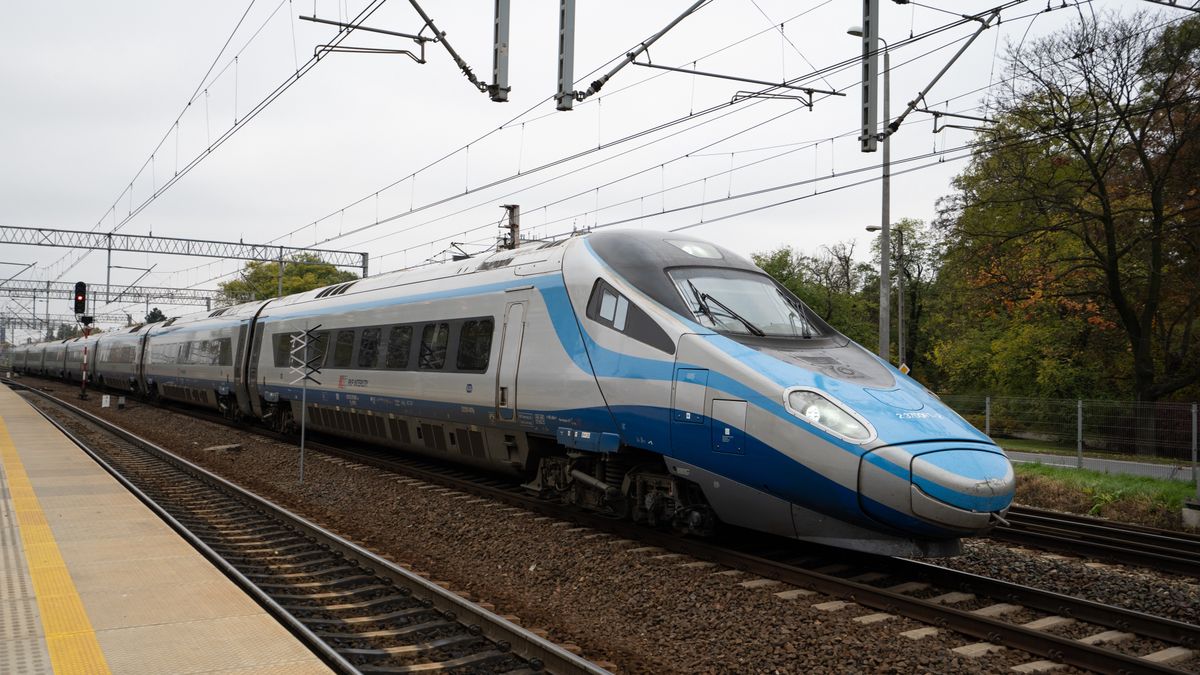 kolej pociąg peron przystanek transport pendolino koleje