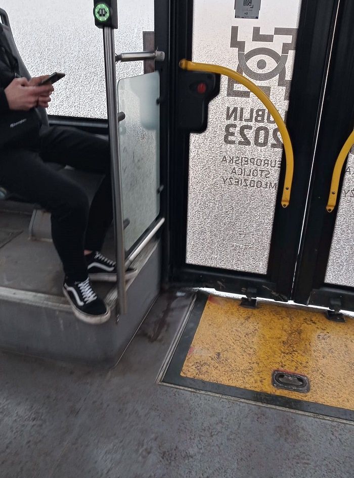 Brudne szyby w autobusie linii nr 13