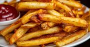 Wsyp do oleju tuż przed smażeniem. Frytki wyjdą złociste, chrupiące i o niebo lepsze niż w restauracji