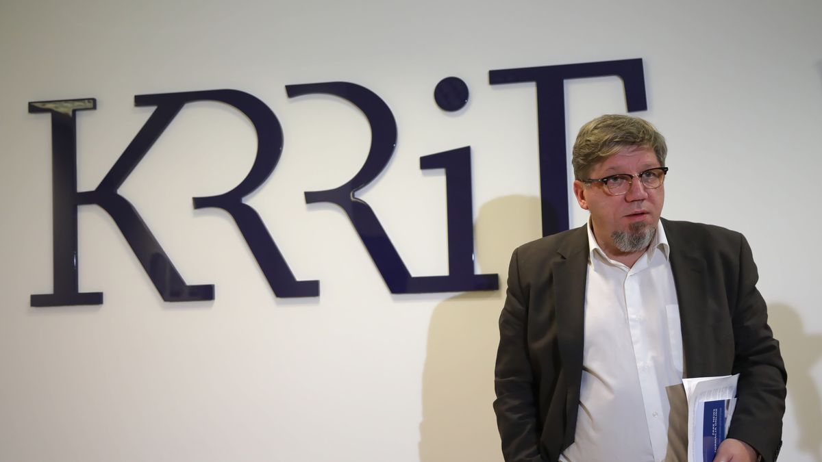 Na zdjęciu Witold Kołodziejski na tle logo KRRiT