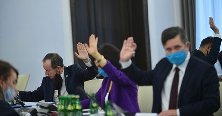 Senacka komisja rekomenduje przesunąć w br. 2 mld zł na zdrowie, 3 mld zł na JST
