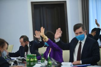 Senacka komisja rekomenduje przesunąć w br. 2 mld zł na zdrowie, 3 mld zł na JST