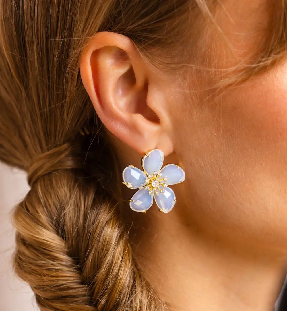 Koczyki kwiatki z mlecznymi kryształami fot. bydziubeka.pl