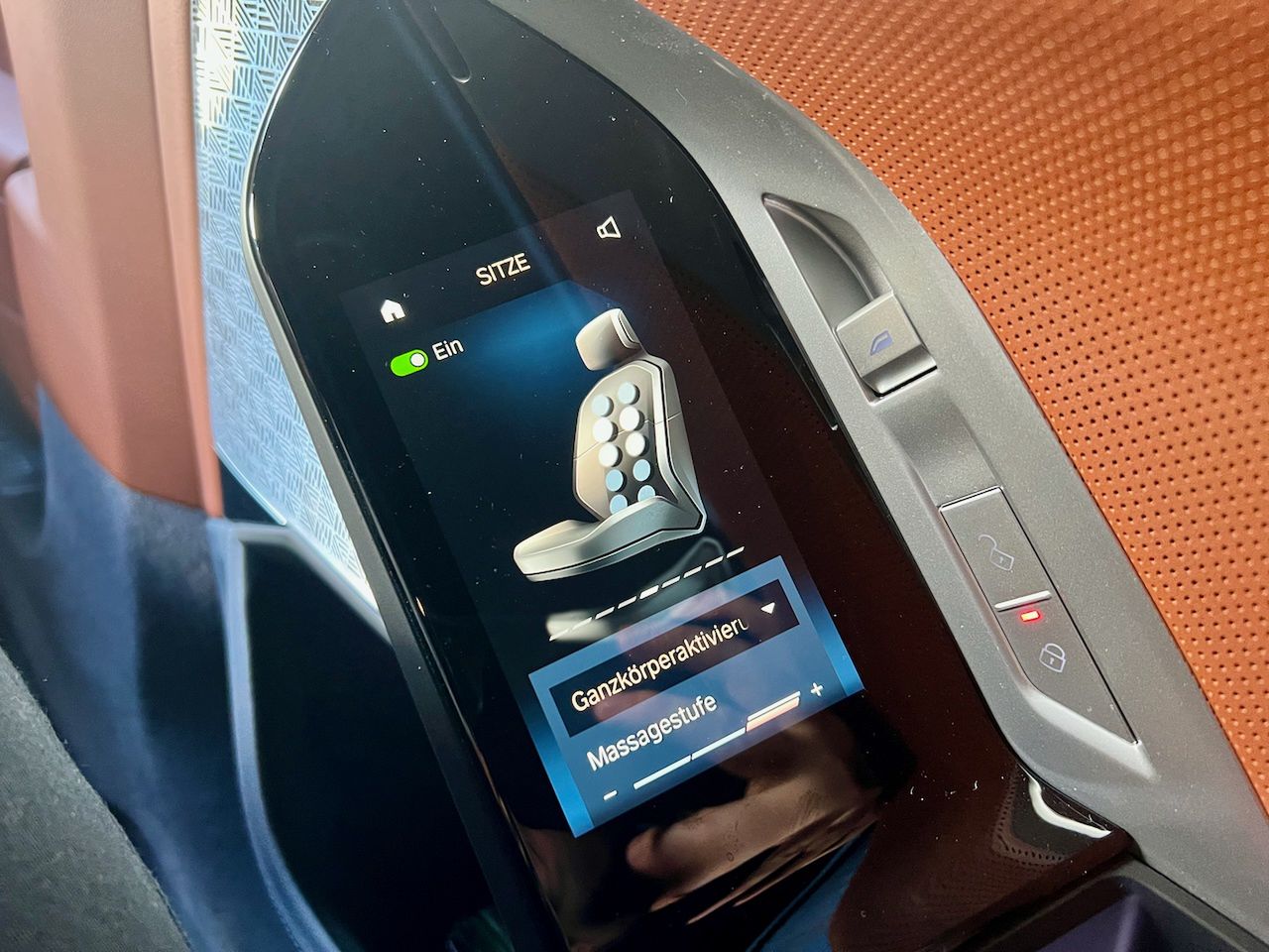Ten ekran wielkości smartfona to centrum sterowania dla pasażerów z tyłu. Można regulować temperaturę, podnosić i opuszczać rolety, a także wybrać masaż - zarówno rodzaj, intensywność, jak i prędkość