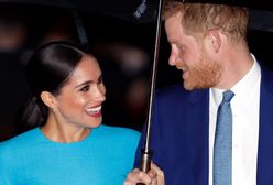 Meghan Markle i książę Harry przyłapani na spacerze z psami. W oryginalny sposób zakrywają usta i nos