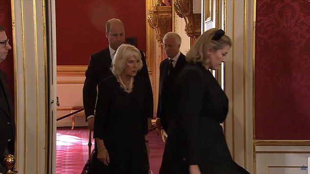 Książę William pomaga królowej Camilli