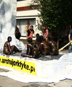 Oblali się ropą w centrum Warszawy!