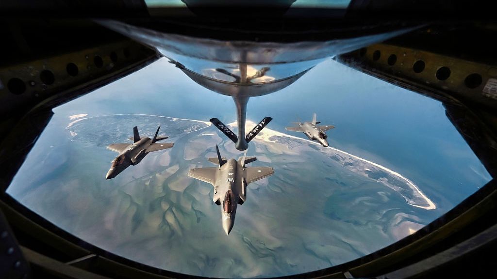 KC-135 tankuje holenderski myśliwce F-35
