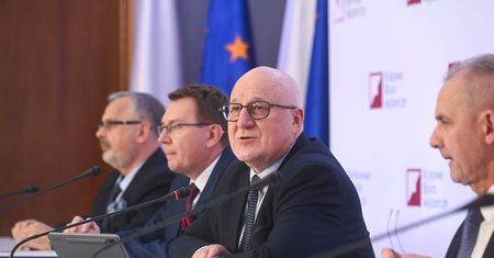 Wyniki spłynęły z 99 proc. komisji. Kto prowadzi?