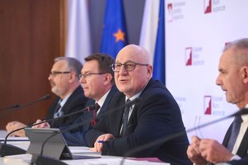 Wyniki spłynęły z 99 proc. komisji. Kto prowadzi?