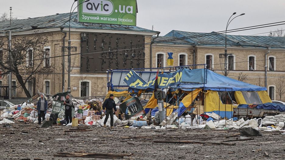 epa09793291 Aftermath of a Russian shelling in Kharkiv, Ukraine, 01 March 2022. Russian troops entered Ukraine on 24 February prompting the country's president to declare martial law and triggering a series of announcements by Western countries to impose severe economic sanctions on Russia.  EPA/SERGEY DOLZHENKO Dostawca: PAP/EPA.