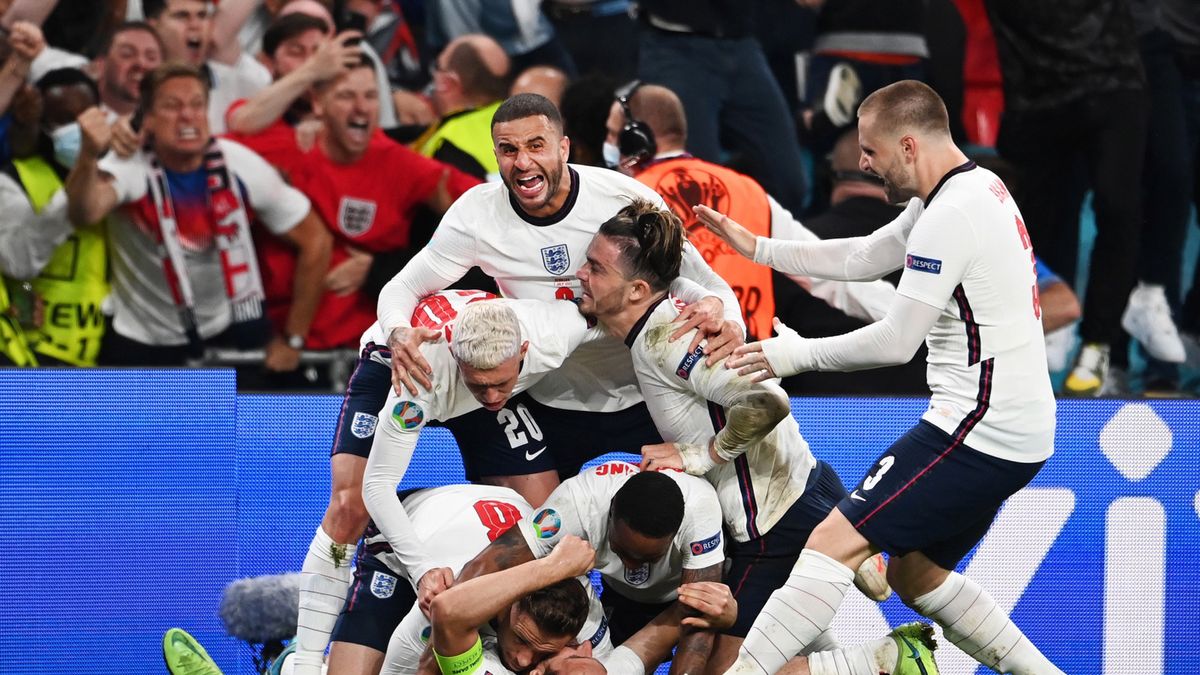 Reprezentacja Anglii ciesząca się z gola