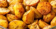 Ziemniaki zalewam i wstawiam do piekarnika. Są tak pyszne, że można jeść nawet bez mięsa