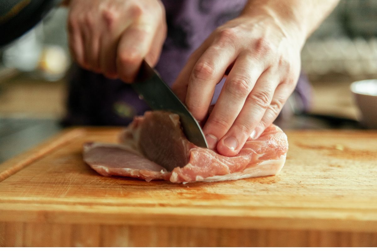 Jak kroić mięso? Wiele osób popełnia błąd, przez co danie nie jest smaczne