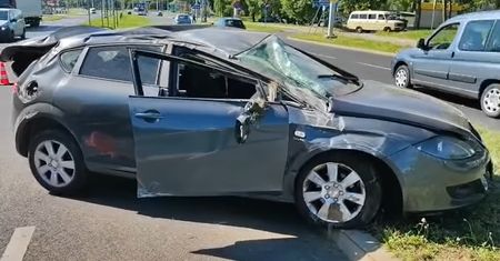 Nie upewniła się, czy może bezpiecznie zmienić pas ruchu. Doprowadziła do zderzenia z seatem, który dachował