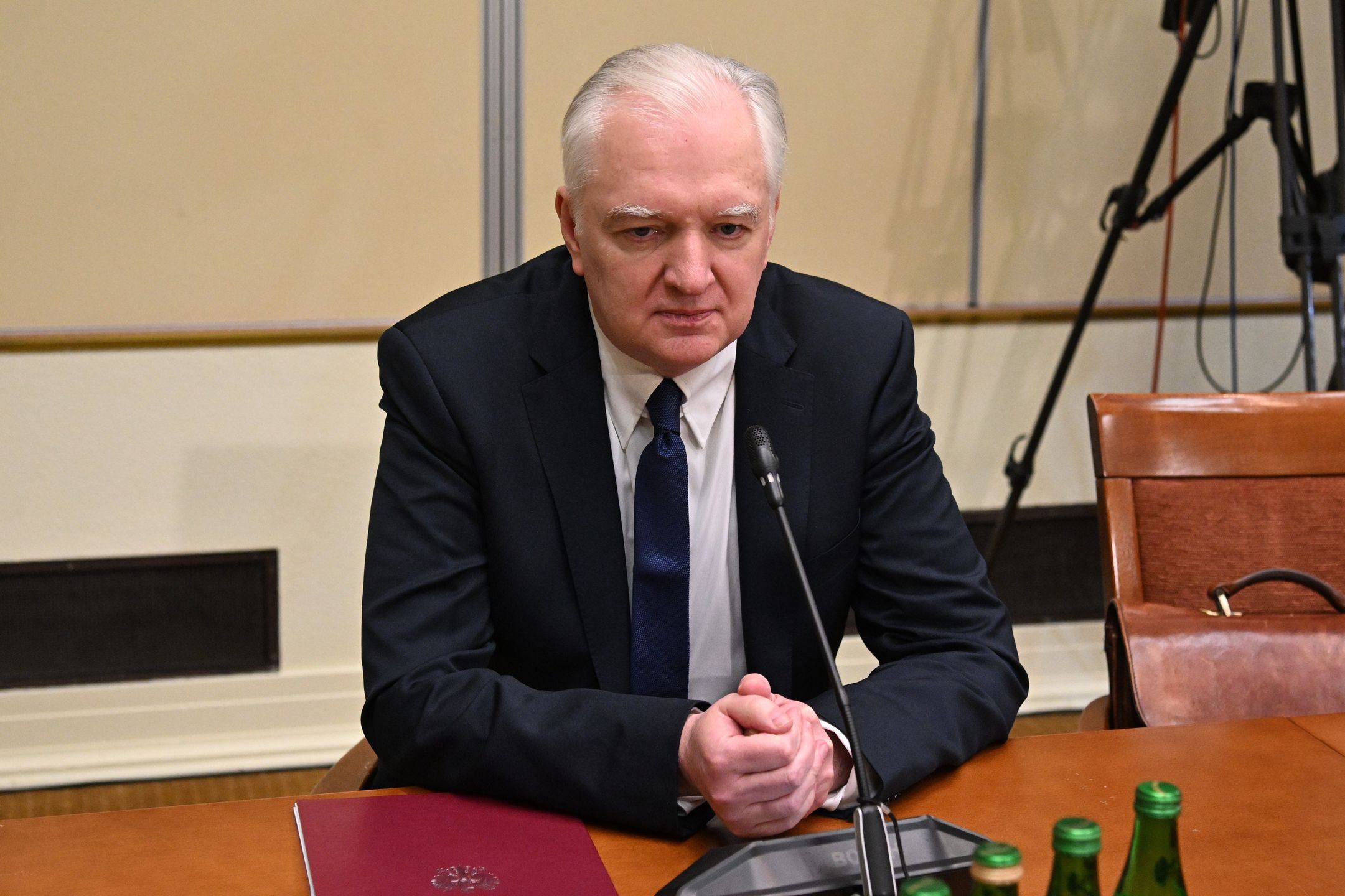 Warszawa, 09.01.2024. Były wicepremier w rządzie PiS Jarosław Gowin przed posiedzeniem sejmowej komisji śledczej do zbadania legalności, prawidłowości oraz celowości działań podjętych w celu przygotowania i przeprowadzenia wyborów Prezydenta Rzeczypospolitej Polskiej w 2020 r. w formie głosowania korespondencyjnego, 9 bm. w Sejmie w Warszawie. (sko) PAP/Radek Pietruszka