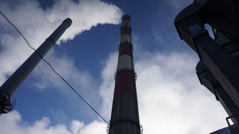To właśnie na tym kominie zainstalowane są anteny radiowe. Ze względu na remont są one wyłączane.
