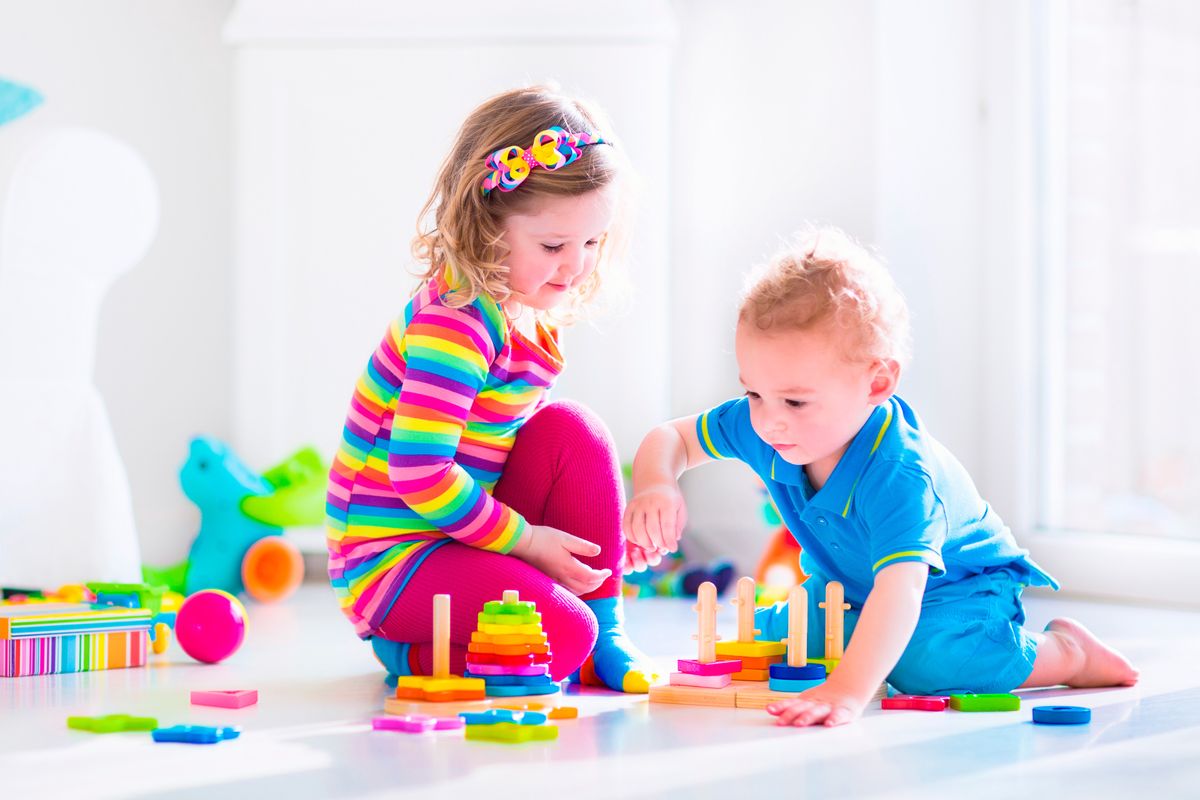 Prezenty gwiazdkowe 2021 – jakie zabawki podarować dzieciom w różnym wieku?