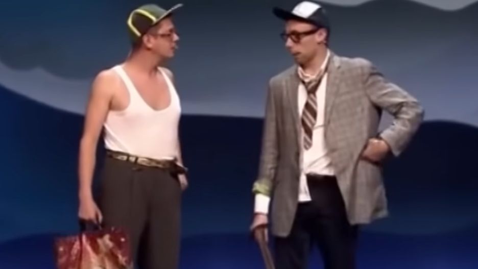 Kabaret Neo-Nówka w skeczu "Filmowcy z Mumbaju"