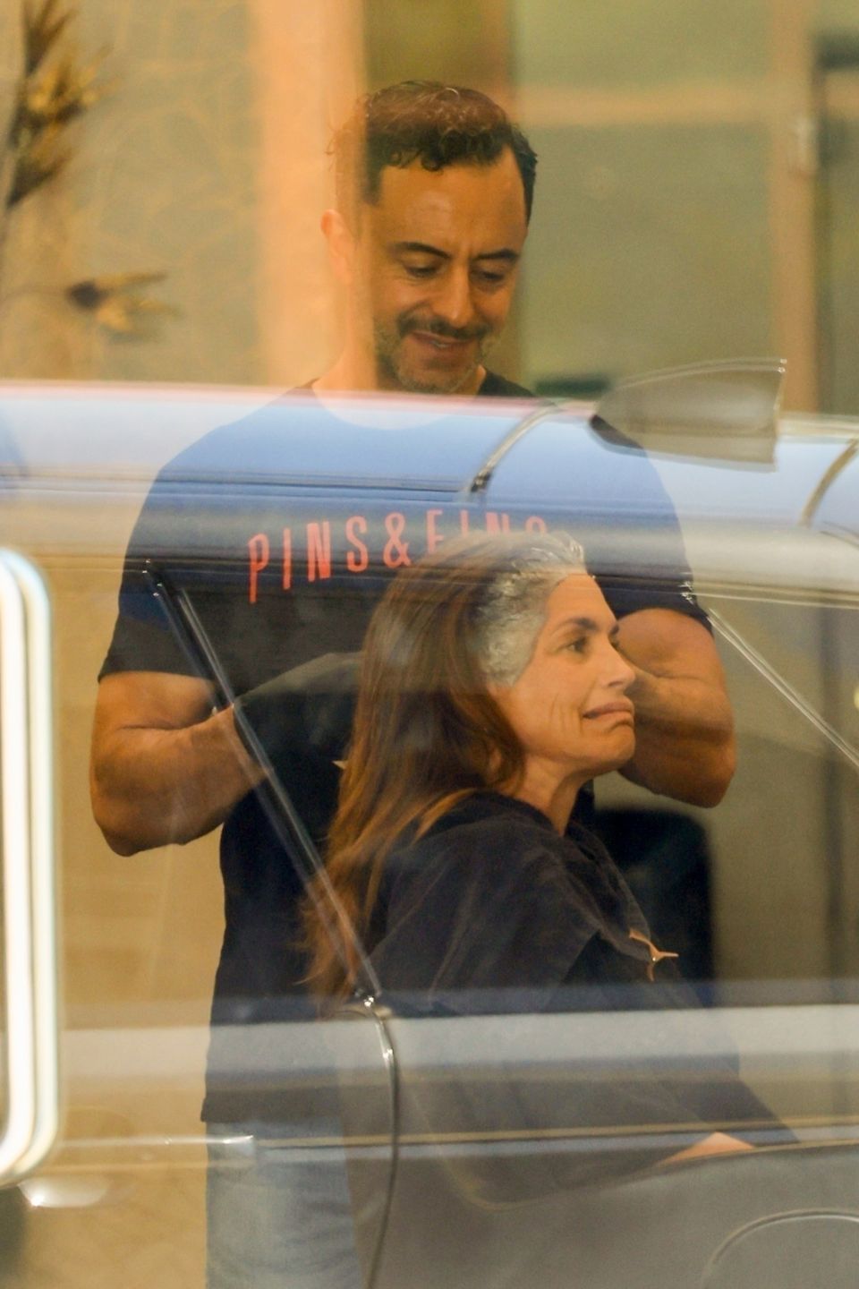 Naturalna Cindy Crawford podczas wizyty u fryzjera