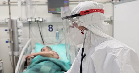 Przebrał się za lekarza. Chciał zaopiekować się babcią w szpitalu