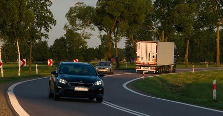 Kiedy można wyprzedzać na podwójnej ciągłej? Przepisy na to pozwalają