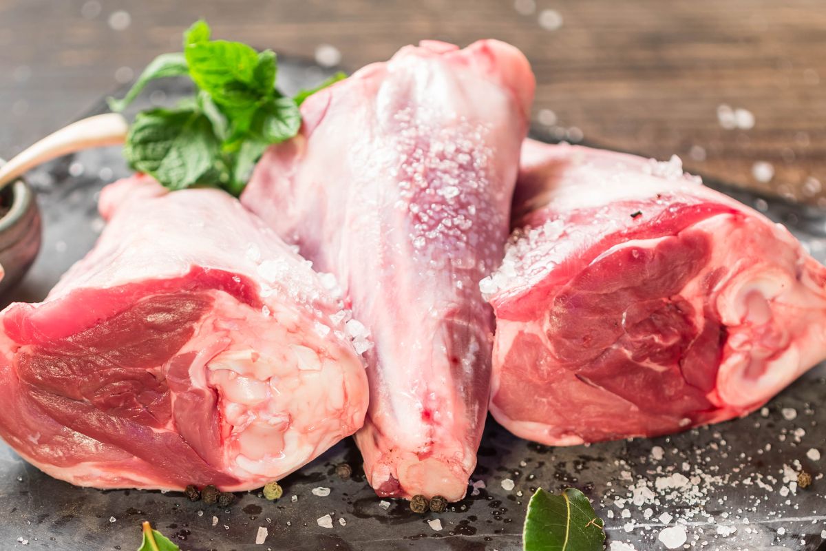 Polacy rzadko kupują to mięso, a szkoda. Jest napakowane białkiem i ma mniej tłuszczu niż wołowina