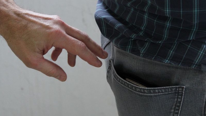 złodziej kieszonkowiec kradzież