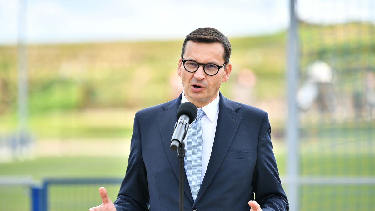 Kamieniec Ząbkowicki, 18.08.2021. Premier Mateusz Morawiecki podczas konferencji prasowej w Kamieńcu Ząbkowickim, 18 bm. Premier Morawiecki przebywa w województwie dolnośląskim. (sko) PAP/Maciej Kulczyński