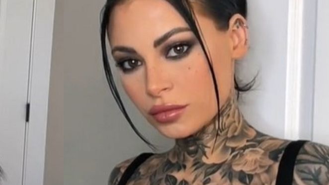 Zrobiła sobie w tym miejscu tatuaż. 