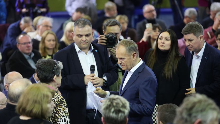 Pabianice, 27.02.2023. Przewodniczący Platformy Obywatelskiej Donald Tusk (C-P) podczas otwartego spotkania z mieszkańcami miasta w Hali MOSiR w Pabianicach, 27 bm. (amb) PAP/Marian Zubrzycki