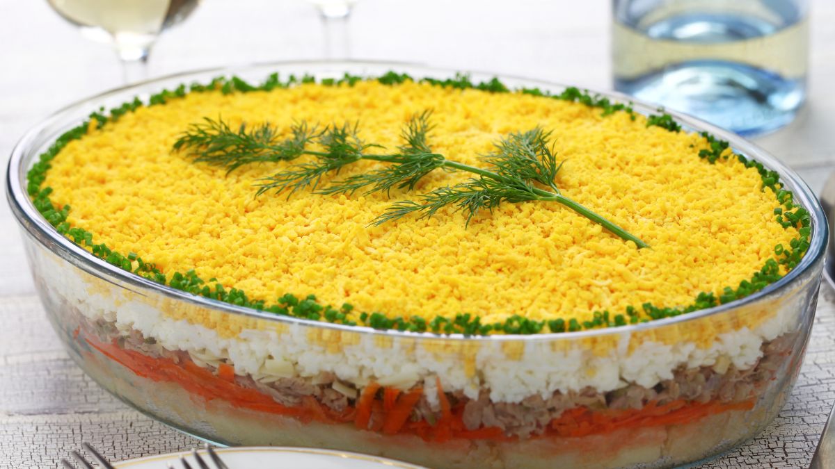 Warstwowa sałatka mimoza idealnie sprawdzi się na Święta