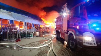 Rusocin: Ogromny pożar hali na Pomorzu. Budynek zawalił się