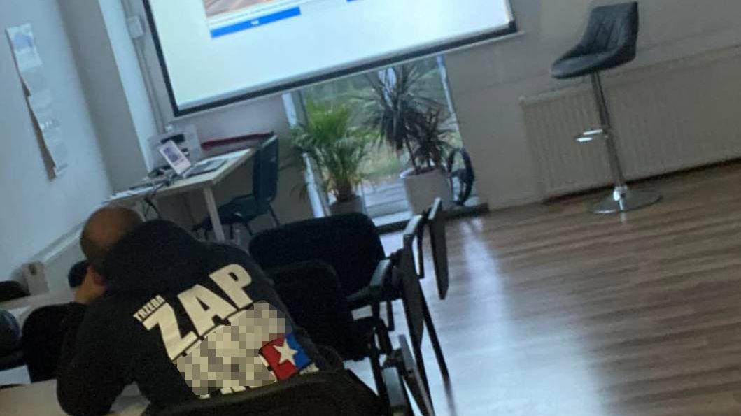 Kontrowersyjny napis na plecach instruktora nauki jazdy