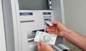 Wpłacał gotówkę. Bank zablokował mu konto. Oto dlaczego