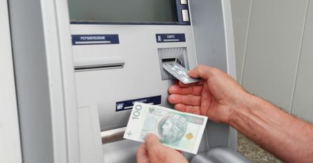 Wpłacał gotówkę. Bank zablokował mu konto. Oto dlaczego