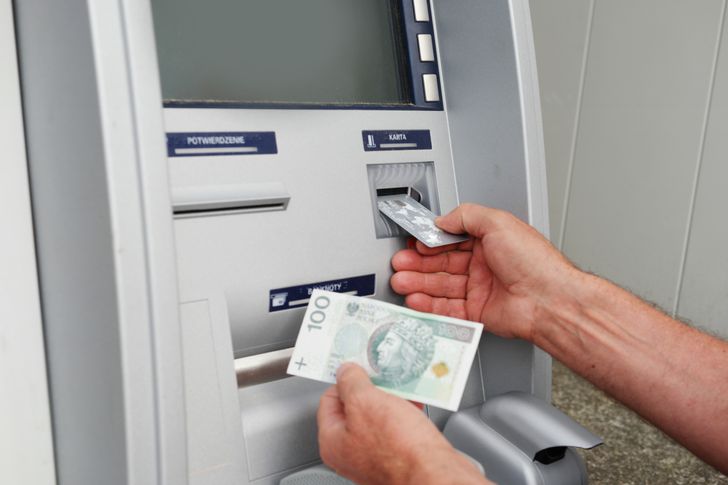 Wpłacał gotówkę. Bank zablokował mu konto. Oto dlaczego