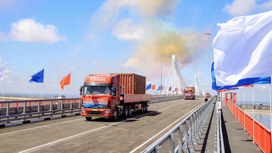 Nowootwarty most nad rzeką Amur między Chinami a Rosją
