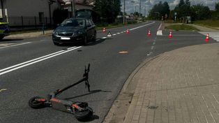 Mszczonów: Elektryczną hulajnogą wjechał pod auto. Trafił do szpitala