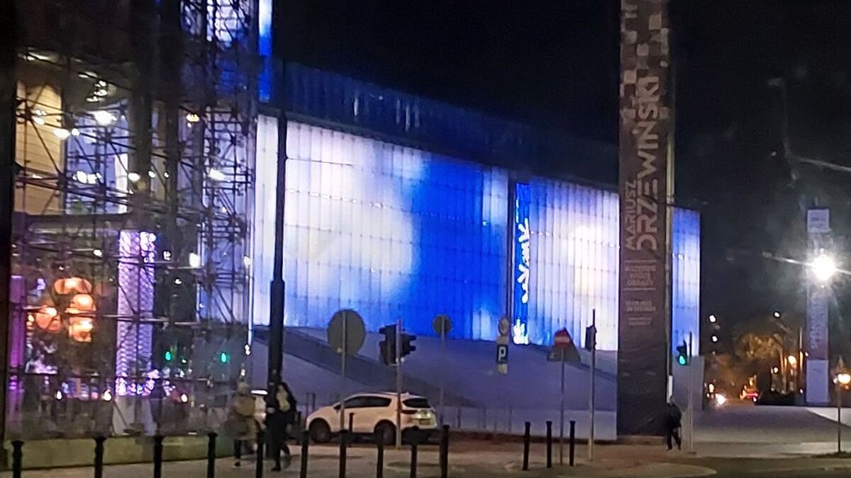 Multimedialna fasada CSK znowu działa