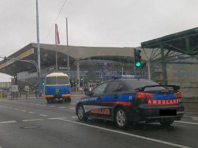 Zdjęcie ambulansu wywołało burzę w sieci (Facebook.com)