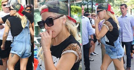 Smutna Lady Gaga obgryza paznokcie w workowatych ogrodniczkach (ZDJĘCIA)