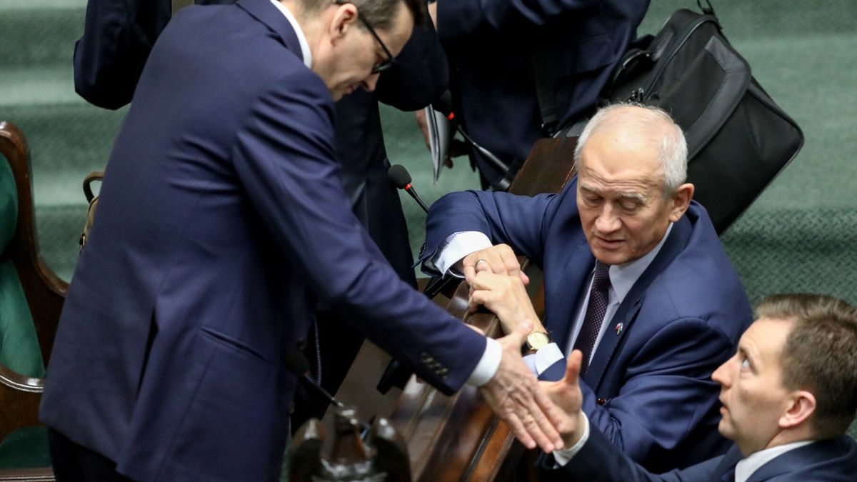 Kwietniowe posiedzenie Sejmu. Premier Mateusz Morawiecki z Krzysztofem Tchórzewskim i  Łukaszem Schreiberem