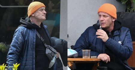 Bartosz Żukowski puszcza dymka w kawiarni. Poznalibyście Waldusia z "Kiepskich" na ulicy?