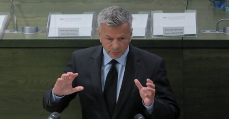 Prof. Wróbel: Władza wykreowała prezydenta na króla